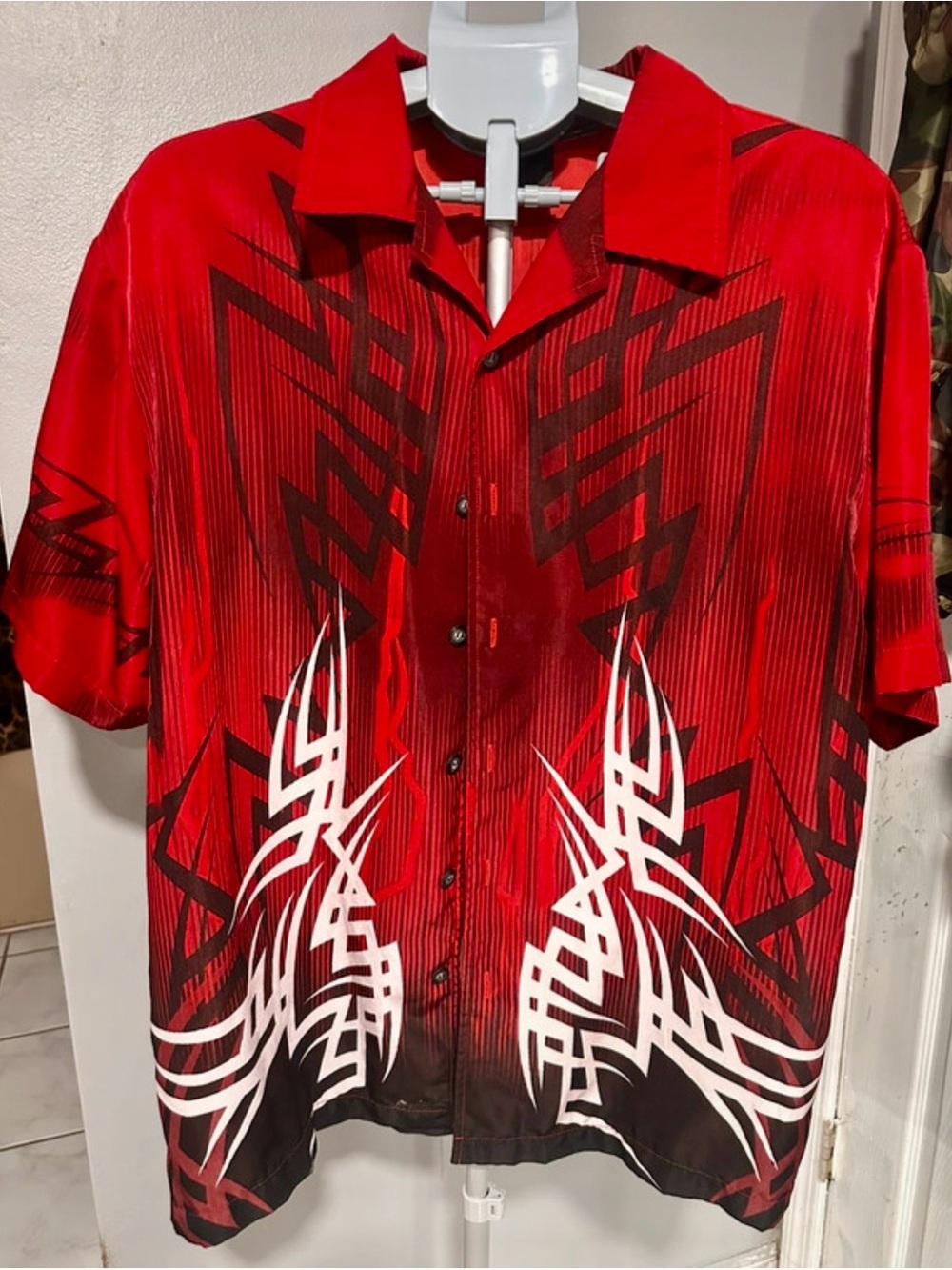 Men's Red Tribal Graphic Short-Sleeve Button-Down Shirt